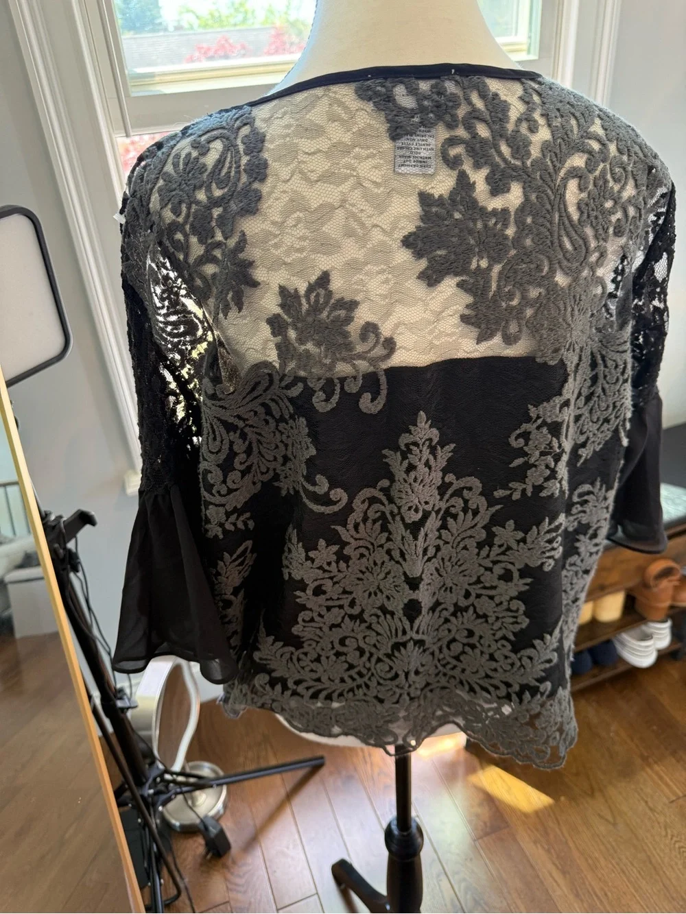 Carmen Marc Valvo Gorgeous Black Bell Sleeve Blouse with Gray Lace Overlay Sz XL - Picture 7 of 8